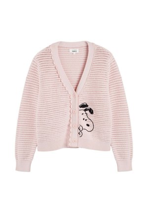 Lichtroze gebreid vestje met knopen, geschulpte randen, open gebreid patroon en zwarte Snoopy-gezicht borduursel aan de rechter voorkant.