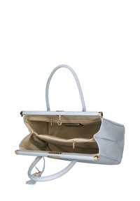 Lichtblauwe leren handtas met gouden hardware, twee bovenhandvaten en een ruime beige binnenkant met meerdere compartimenten en een ritsvak.