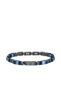 Bracciale in metallo blu e nero con segmenti rettangolari e quadrati collegati, caratterizzato da un piccolo logo blu su una sezione nera.
