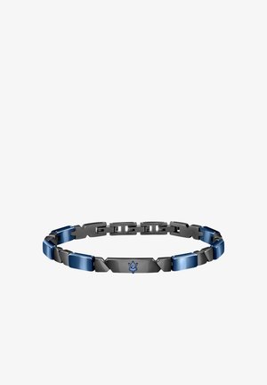 Blaues und schwarzes Metallarmband mit verbundenen rechteckigen und quadratischen Segmenten, das ein kleines blaues Logo auf einem schwarzen Abschnitt zeigt.