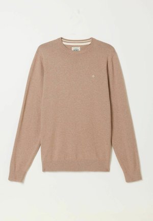 Beiger Pullover mit langen Ärmeln und Rundhalsausschnitt, mit gerippten Bündchen und Saum, kleines gesticktes Logo auf der linken Brust, einfarbiger Hintergrund.