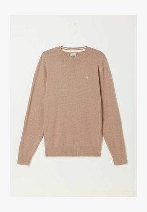 Beiger Pullover mit langen Ärmeln und Rundhalsausschnitt, mit gerippten Bündchen und Saum, kleines gesticktes Logo auf der linken Brust, einfarbiger Hintergrund.