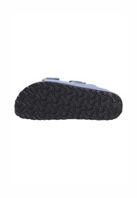 Infradito blu con doppie cinghie in Velcro, suola sagomata e suola in gomma nera testurizzata con un motivo a onde per la trazione.