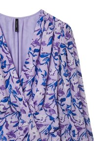 Abito floreale viola con delicati accenti blu, tessuto leggero, dettagli plissettati e design a profonda scollatura a V. Etichetta della taglia visibile.