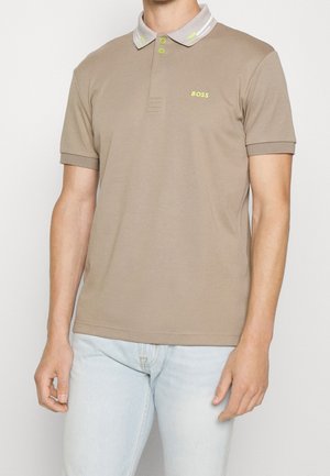 Polo à manches courtes couleur taupe avec un col rayé gris et vert, une patte de boutonnage à trois boutons et un petit logo "BOSS" en vert néon.