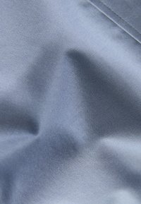 Rakennepintainen sininen kangas, jossa on sileä pinta, hienovaraiset taitteet ja kevyt ulkonäkö, sopiva erilaisiin tekstiilisovelluksiin.