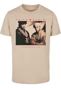 Beige bomulds T-shirt med grafisk tryk af to personer i sort og hvid, med rød tekst der står "ERIC B. RAKIM" og "LAD RHYTHMEN RAMME 'DEM."
