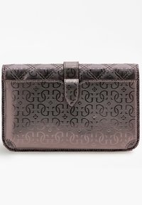 Portafoglio metallico viola scuro con motivo geometrico in rilievo, forma rettangolare, design a piega e fascia di chiusura sicura.