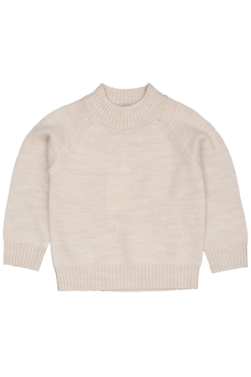 Pulover din tricot de culoare bej deschis, cu guler înalt, mâneci raglan, manșete și tiv cu model în relief. Textură moale, model minim și croială lejeră.