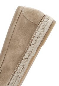 Stivaletto in suede beige con suola in juta intrecciata e gomma, dotato di punta rotonda e dettagli cuciti lungo il bordo superiore.