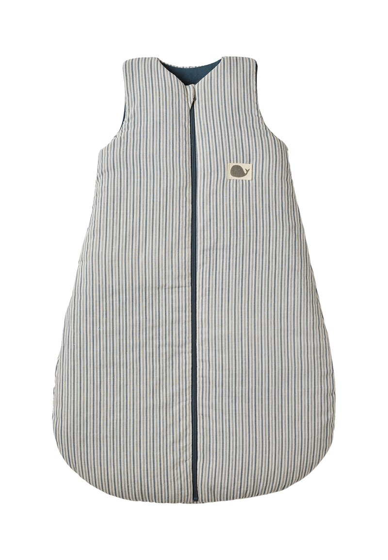 Ärmelloser Schlafsack aus gestreiftem Baumwollstoff, mit einem Reißverschluss vorne und einem Wal-Logo-Patch. Die Farben sind himmelblau und weiß.