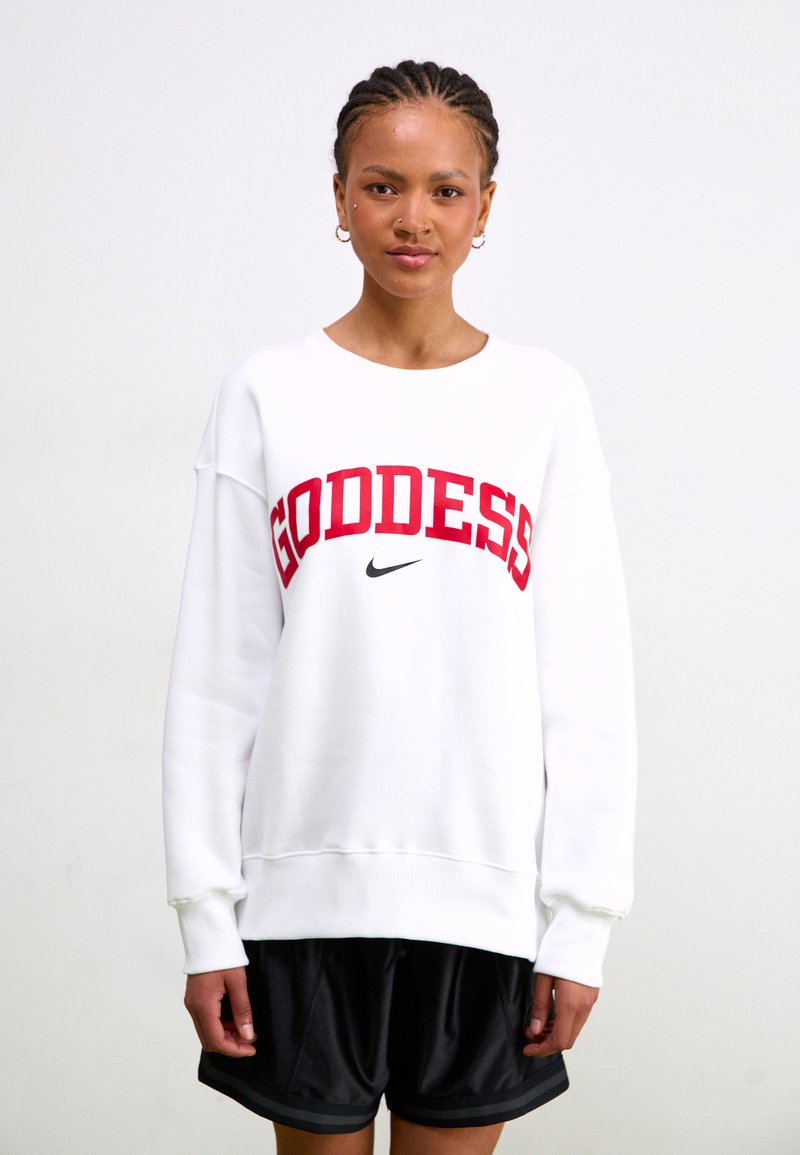 Valkoinen huppari, jossa on punaisella kirjoitettu sana "GODDESS" ja musta Nike-logo. Pehmeää materiaalia, ylihavittava malli, ribbagehuulet ja helma. Mustat shortsit.
