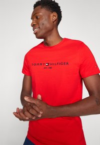 Tommy Hilfiger LOGO TEE - T-shirts med print - fierce red