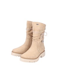 Bottes pour chevilles en suède beige avec un design plissé, semelle légère et lacets décoratifs sur le côté, présentant des détails de couture subtils.