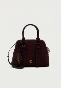 Bordeauxrood leren handtas met krokodillenpatroon, twee handvatten bovenaan, afneembare schouderriem, goudkleurige hardware en ritssluitingen aan de zijkanten.