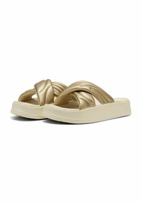 Guld satin glidsandaler har en tjock sula och ett vridet remdesign. Botten har ett texturerat grepp för stabilitet.