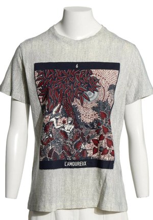 Chemise grise à manches courtes avec une scène de nature rouge et noire et une figure sous un arbre, intitulée "L'AMOUREUX" avec le numéro 6 en haut.