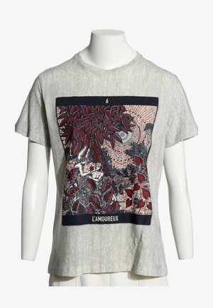 Chemise grise à manches courtes avec une scène de nature rouge et noire et une figure sous un arbre, intitulée "L'AMOUREUX" avec le numéro 6 en haut.