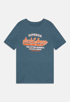 Blaues Baumwoll-T-Shirt mit kurzen Ärmeln, rundem Ausschnitt und grafischem Text in Weiß und Orange mit "Jack & Jones" sowie weiteren Markendetails.