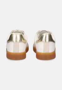 Zapatillas deportivas blancas con un acento metálico dorado en el talón, que presentan una superficie texturizada y una suela de goma. Diseño de caña alta.