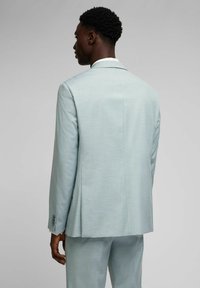 Helleblaue Sakkojacke aus strukturiertem Stoff, mit Schlitzen hinten, passende Hose, moderner Schnitt mit Reverskragen und geknöpften Manschetten.