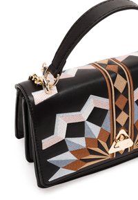 Bolso de mano de piel negra con bordado geométrico en azul claro, rosa y marrón. Presenta herrajes dorados y una forma estructurada.