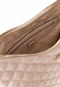 Borsa a tracolla sintetica trapuntata di colore rosa chiaro con zip dorata, con fodera a stampa logo e una tasca con zipper.