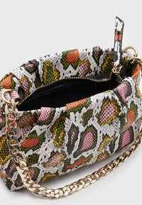 Kabelka s potiskem hadí kůže v mnoha barvách, se strukturovaným designem, zlatým řetízkovým páskem, zapínáním na zip a texturovaným povrchem.
