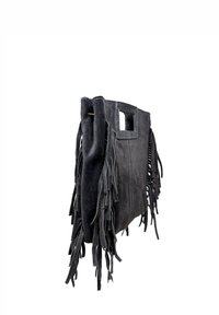 Černá semišová taška s vertikálním třásňovým zdobením, obdélníkového tvaru a s výřezy na držadla, s hladkou texturou a pevnou konstrukcí.