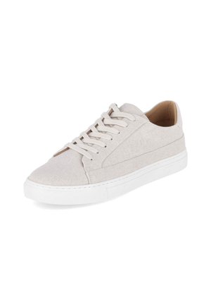 Beżowy niski sneaker sznurowany z białą podeszwą i jasnobrązową wyściółką, pokazany pod lekkim kątem na białym tle.