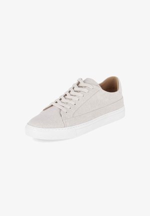 Beige lage veter sneaker met witte zool en beige binnenvoering, schuin weergegeven op een witte achtergrond.