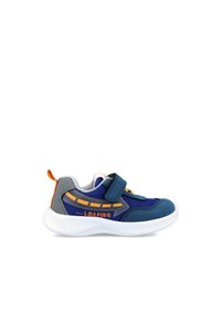 Zapatilla deportiva azul con una correa de velcro, acentos grises y suela blanca. Presenta un upper texturizado y un detalle naranja en el talón.