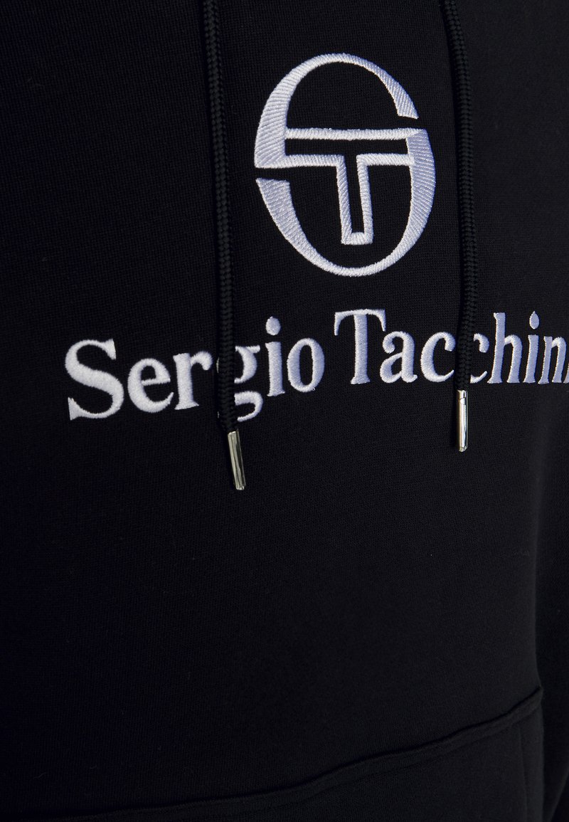 Herren Kapuzenpullover | Sergio Tacchini HERITAGE LOGO HOODIE Sweatshirt black/schwarz - AW46751 Herren Kapuzenpullover | Sergio Tacchini HERITAGE LOGO HOODIE Sweatshirt black/schwarz - AW46751