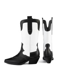 Cizme de cowboy alb-negru cu vârfuri ascuțite, material de piele netedă, cusături contrastante, modele tăiate în curbe și tocuri înguste.