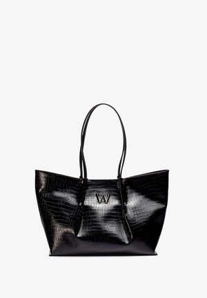 Bolso tote de piel sintética negra con textura de cocodrilo, que cuenta con dos asas largas y un acento metálico del logo en la parte frontal.