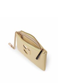 Portefeuille en cuir jaune avec un accent géométrique doré, fermeture éclair et bandoulière en chaîne. Texture lisse et pochettes intérieures pour cartes.