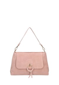 Roze suède handtas met een plat ontwerp, klep-sluiting en een cirkelvormige ringaccent. Inclusief een enkele schouderriem en gouden hardware.
