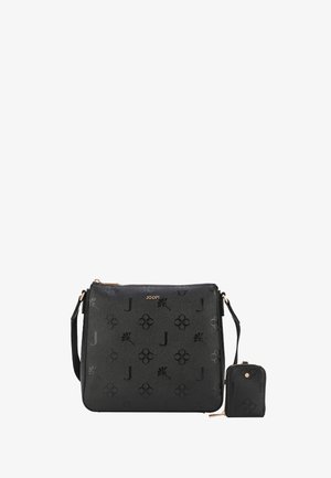 Schwarze Leder umhängtasche mit geprägtem Blumen- und Buchstabenmuster, goldfarbener Hardware und einem kleinen abnehmbaren Täschchen. Glatte Textur.