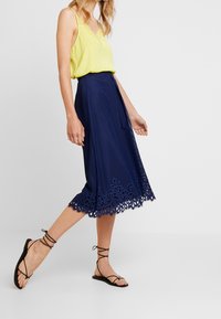Tommy Hilfiger A-linjainen hame - blue