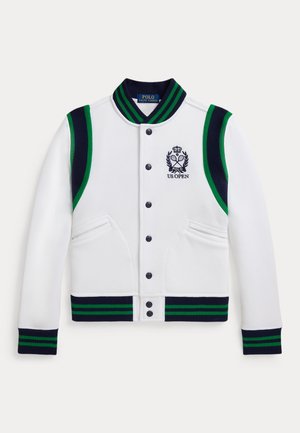 Hvid varsityjakke med marineblå og grønstribet ribbet krave, manchetter og kant, forreste trykknapper og broderet emblem "Polo US Open".
