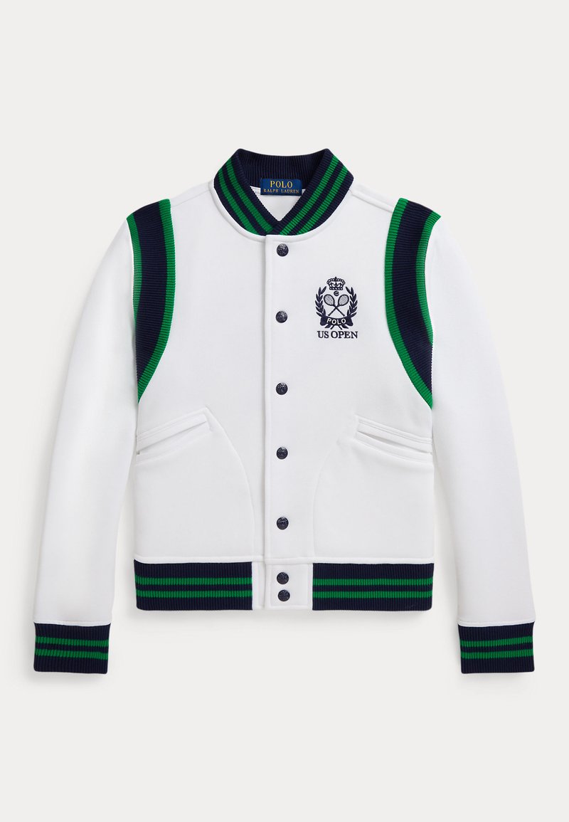 Λευκό varsity μπουφάν με ριγωτή ριμπ ύφανση στο γιακά, τα μανίκια και το τελείωμα σε ναυτικό μπλε και πράσινο, μπροστινά κουμπιά με τρουκς και κεντημένο έμβλημα "Polo US Open".