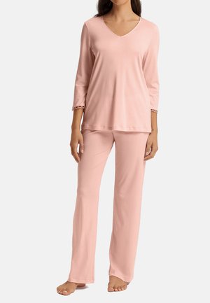 Hellrosa Schlafanzugset mit einem V-Ausschnitt, langärmligem Oberteil und langen Hosen. Weicher Stoff, gewellte Akzente an den Bündchen, lässige Passform.