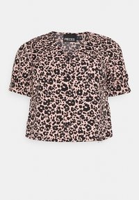 Chemisier à manches courtes, boutonné, de couleur rose avec un motif léopard noir. Présente une coupe décontractée et une texture de tissu douce.