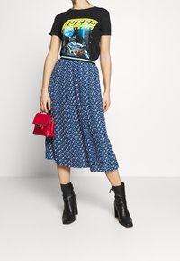 Guess Triko s potiskem - black