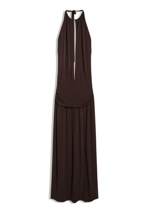 Ujjatlan, sötétbarna, pánt nélküli maxiruha mély elülső sliccel és ráncolt derékdísszel, tiszta fehér háttéren bemutatva.