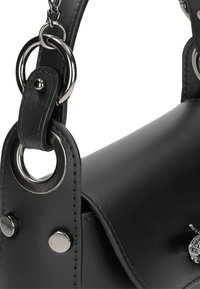 Borsa a tracolla in pelle nera con texture liscia, dettagli in metallo argentato, tracolla a catena e anelli metallici circolari per l'attacco.