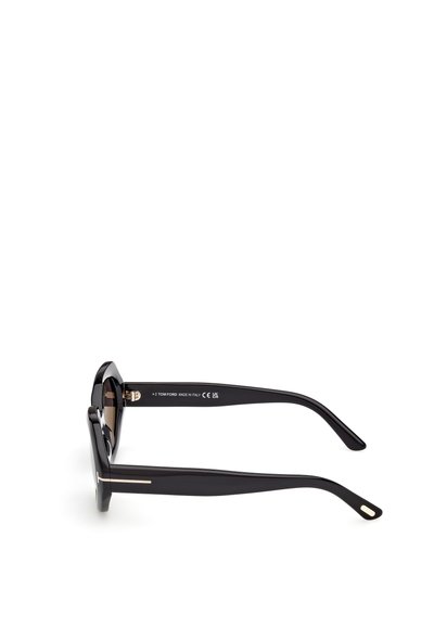 Occhiali da sole rettangolari neri con una finitura lucida. Le caratteristiche includono lenti marroni, un sottile accento dorato sulle tempie e una sensazione di robustezza.