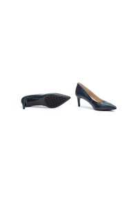 Zapatos de tacón alto de cuero negro con punta afilada y un tacón bajo y delgado. La suela presenta un patrón de agarre texturizado.
