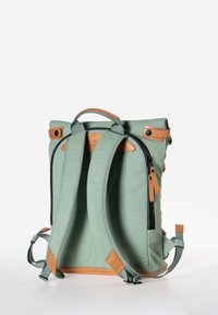 Rucksack mit Rollverschluss aus gedämpftem grünem Stoff und Akzenten aus hellbraunem Leder. Verfügt über gepolsterte Schultergurte, doppelte Seitenreißverschlüsse und einen Tragegriff.