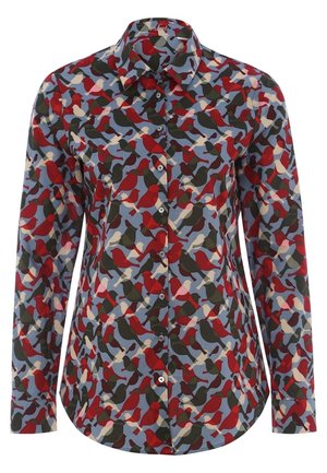 Camicia a maniche lunghe con bottoni, caratterizzata da un motivo di uccelli rossi, verdi, beige e blu su uno sfondo azzurro chiaro.